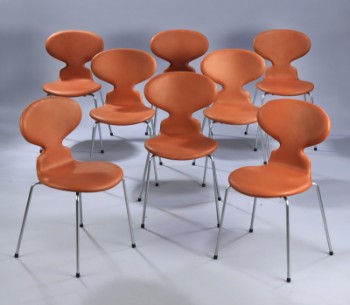 Arne Jacobsen. Et sæt på otte stole, Myren, model 3101, cognacfarvet anilin læder. (8)