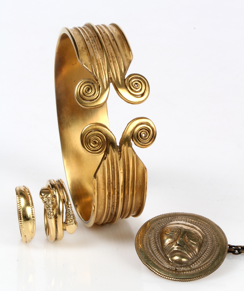smykker, Museums-kopi: Armring, vedhæng samt ringe (4) | Lauritz.com