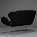 Arne Jacobsen. Svanesofa model 3321 i sort læder