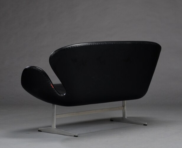 Arne Jacobsen. Svanesofa model 3321 i sort læder