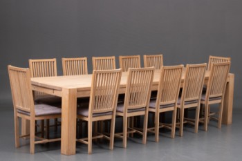 Langbord med 12 stole og to tillægsplade (15)