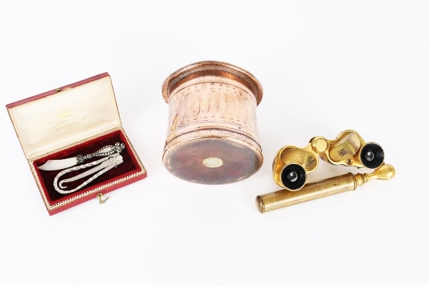 Theater binoculars, coral chain, small portrait etc. (6)
