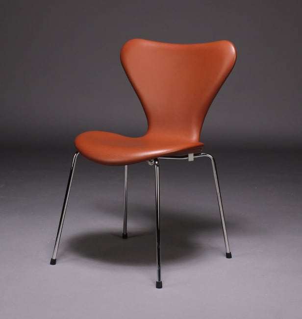 Arne Jacobsen. 7'er stol, red label