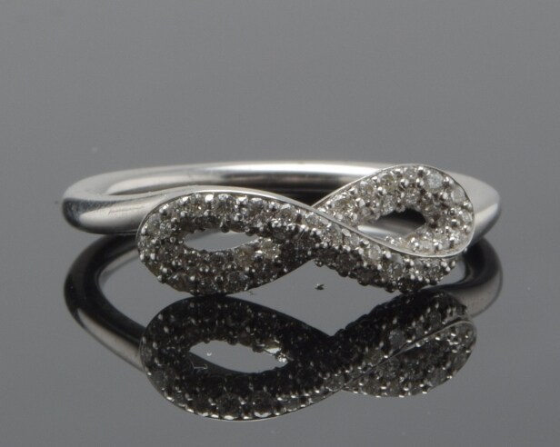 Georg Jensen, Infinity,  ring med brillanter Denne vare er sat til omsalg under nyt varenummer 4970530