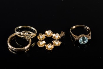 Tre ringe og broche i 14 kt. guld med diamanter mm. (4)