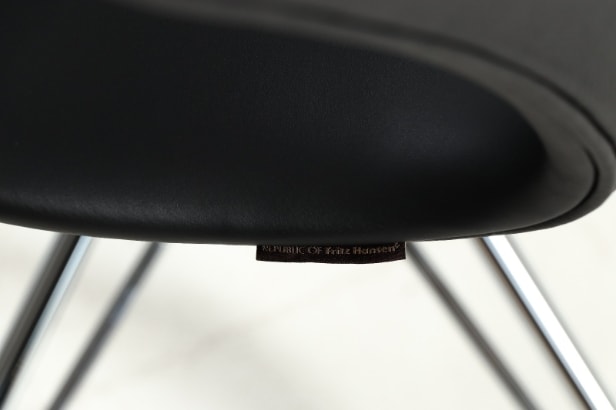 Arne Jacobsen: Kontorstol, 'Syveren' model 3117 med original sort læder, ubrugt og i original emballage