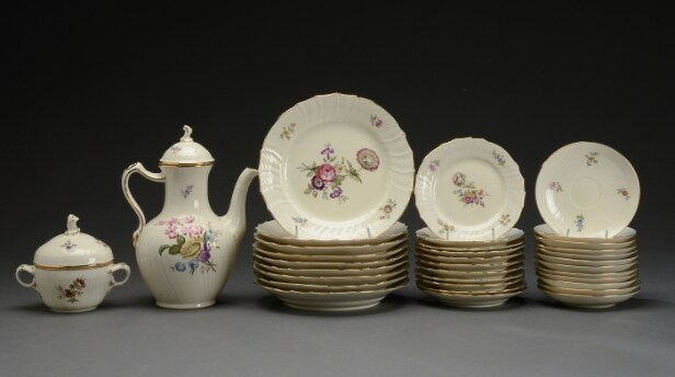 Royal Copenhagen. 'Frijsenborg' stel af porcelæn (74)