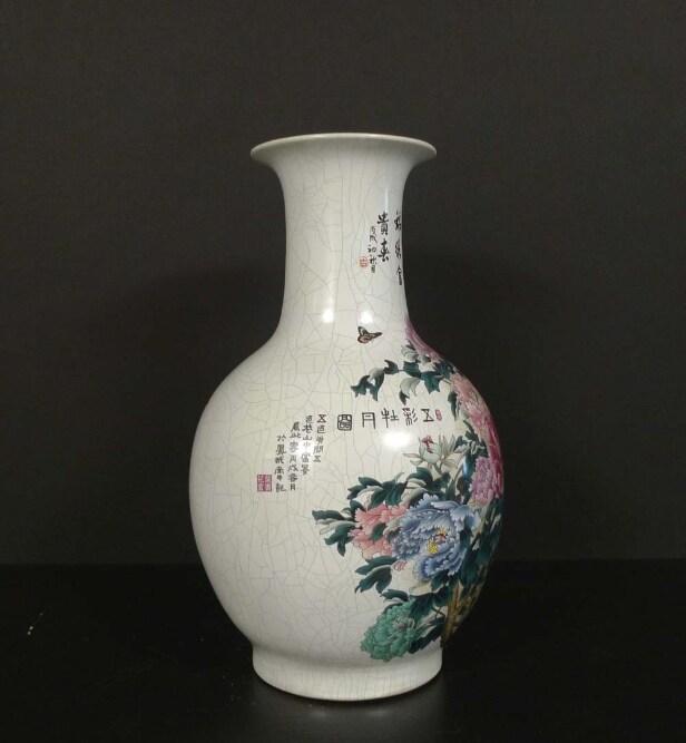 Golvvas med dekor av blommor samt kalligrafi, Kina sent 1900-tal