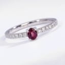 Rubin- og brillantring af 18 kt. hvidguld, i alt ca. 0.63 ct.