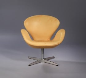 Arne Jacobsen. Lænestol i naturlæder. 'Svanen', model 3320.