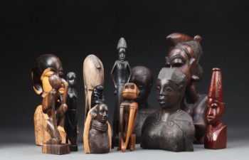 Africana. Samling figurer af udskåret træ (12)