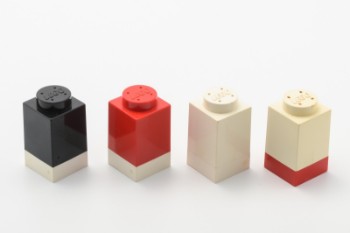 LEGO. Sæt salt / peberbøsser, hvid / rød / sort plast (4)