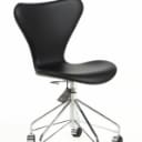 Arne Jacobsen: Office chair, 'Syveren' model 3117 with original black leather, unused and in original packaging