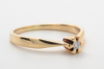 Solitairering med brillant på ca. 0.03 ct. 8 kt. guld, str. 49