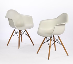 Ray & Charles Eames for Vitra. Et par DAW stole af hvid plast