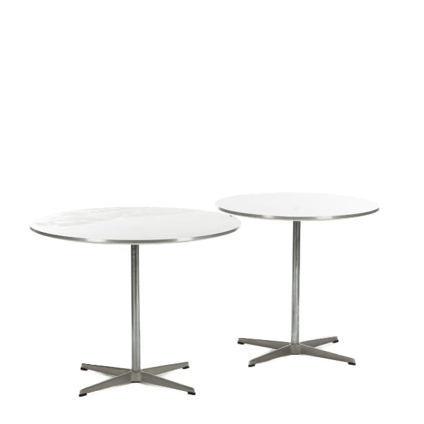 Arne Jacobsen/Piet Hein. Et par cirkulære caféborde (2)