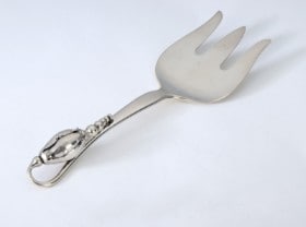 Georg Jensen. 'Magnolia' serveringsgaffel af sterlingsølv