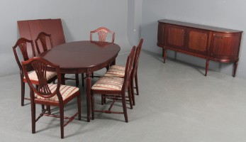 City Møbler. Spisebord af mahogni med tillægsplader, seks stole, samt skænk, Hepplewhiteform - Lauritz.com