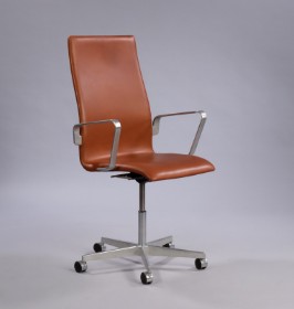 Arne Jacobsen. Oxford office chair, medium high back, cognac aniline leather