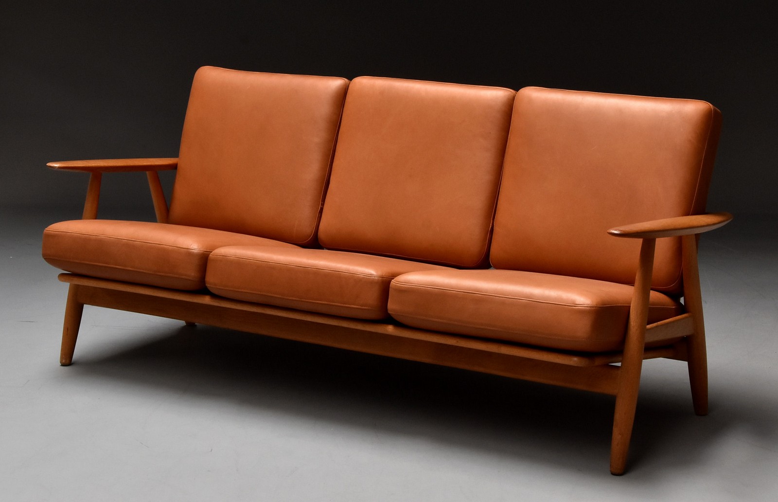 Stilk Udråbstegn indsats Hans J. Wegner. Freestanding three-seater 'Cigar' sofa, Model GE-240 in oak  and cognac-coloured aniline leather | Lauritz.com