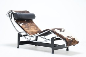 Le Corbusier, Pierre Jeanneret and Charlotte Perriand for Cassina: LC4 chaiselong med ponyskind