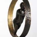 Pierre Martin. Skulptur af patineret bronze: 'Holde hjulene igang', H. 62 cm
