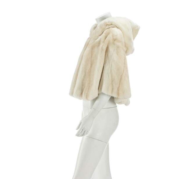7008 - Kopenhagen Fur. Poncho med hætte af mink. Onesize