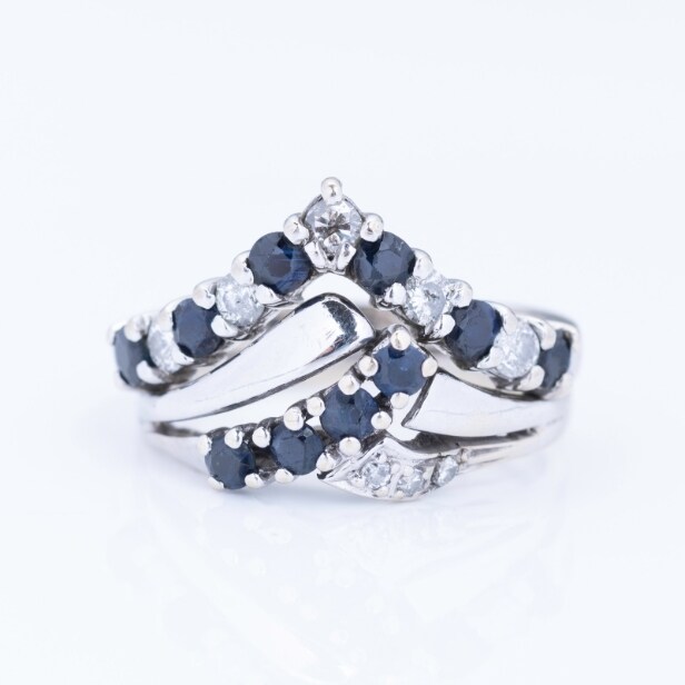 A sapphire and diamond ring of 18k white gold. London 1978.