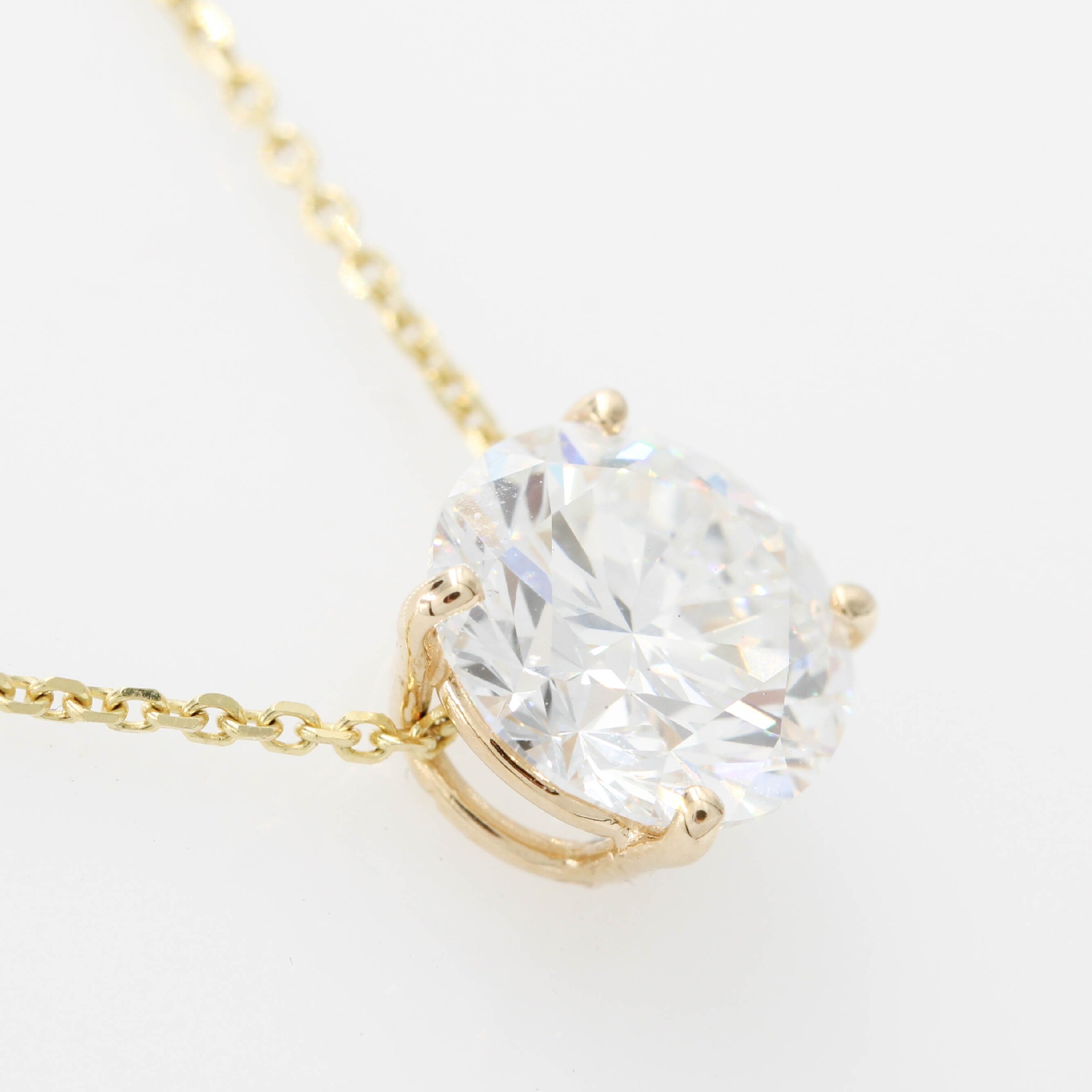 Halskæde med vedhæng af 14 kt guld med 2.40 ct.