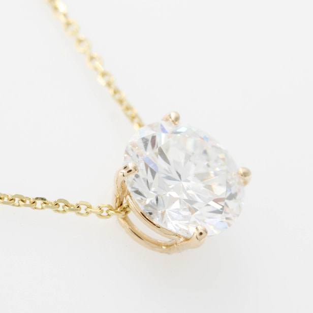 Necklace with pendant of 14 kt gold and a Lab Grown brilliant cut diamond of 2.00 ct.