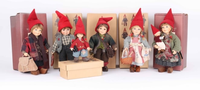 Birgitte Frigast: Five big and one little gnome in boxes (6
