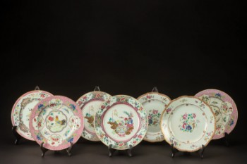 Samling kinesiske famille rose tallerkener af porcelæn, Qianlong (7)