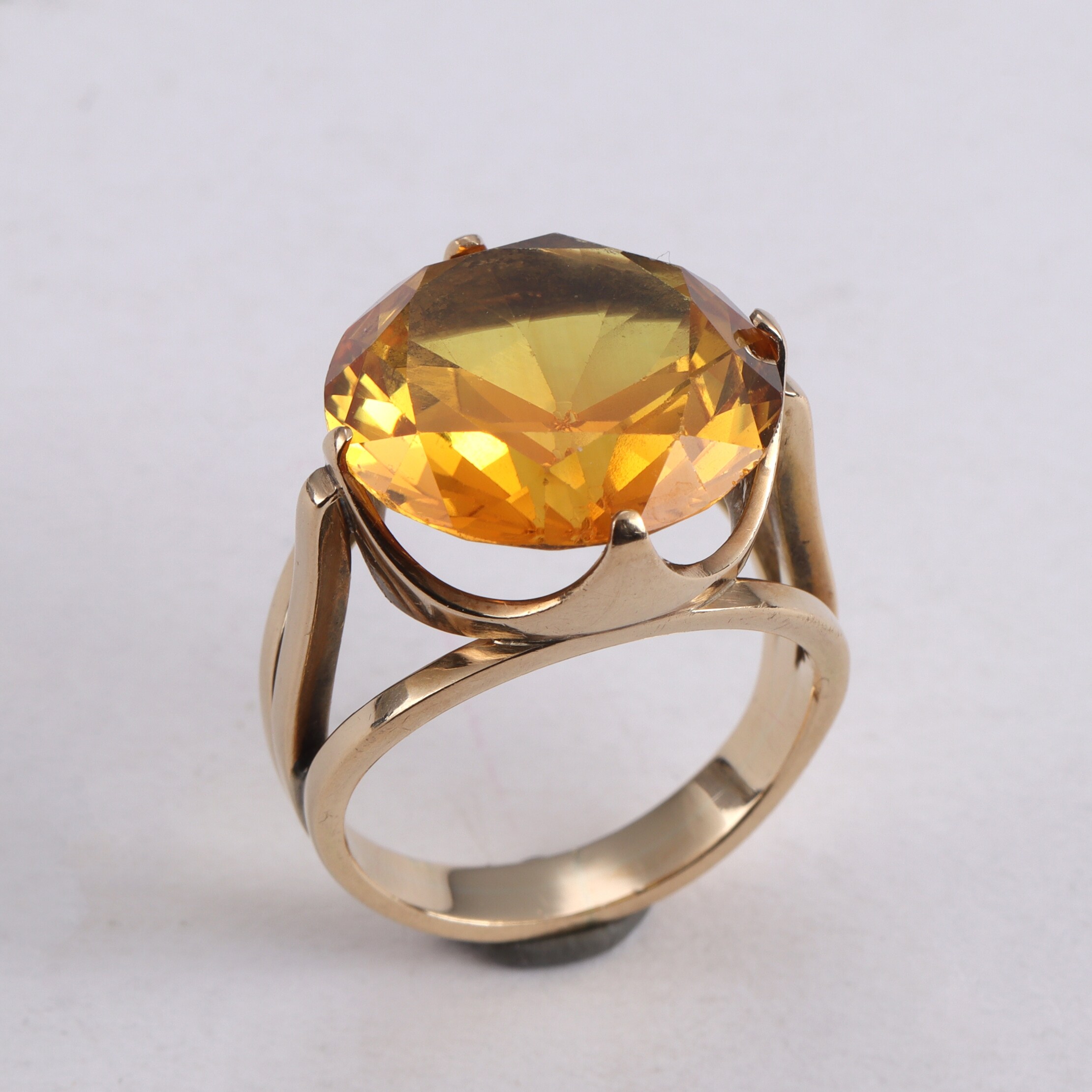 Henry Roland. Cocktail ring in 14 kt. gold with yellow synthetic ...