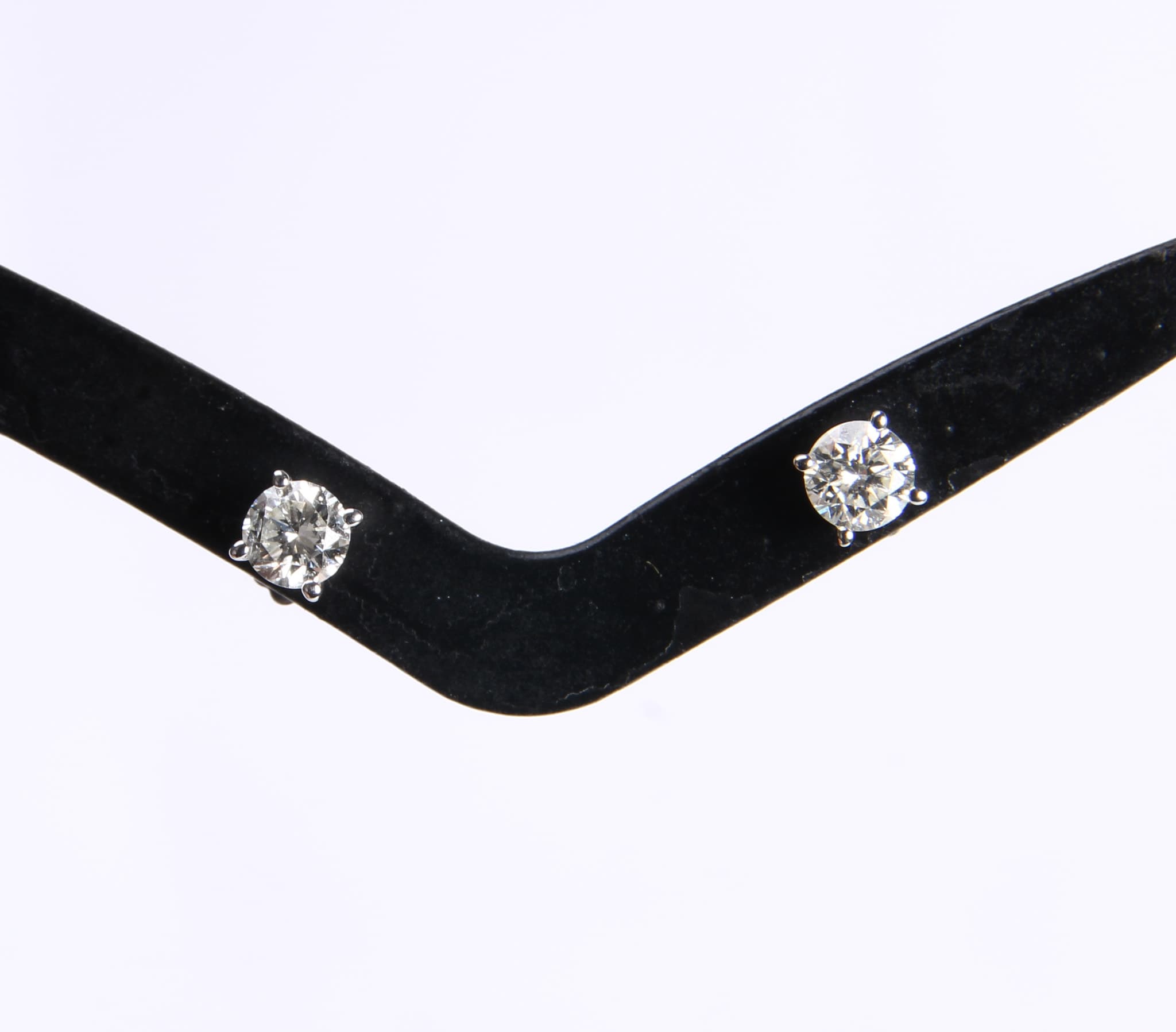 A pair of solitaire earrings in 14 kt. white gold, 0.33 ct. (2)