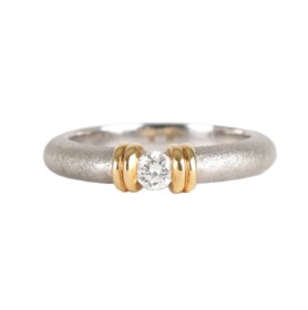 Jan Ehlers: Diamantring af 18 kt. hvidguld og guld, ca. 0.15 ct. Ringstr. 54.