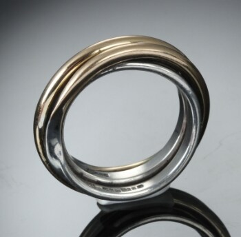 Ring i 14 kt guld samt sterlingsølv, 13,7 gram