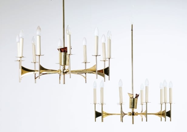 Gaetano Sciolari? or his manner: A pair of 10-armed chandeliers with brass frames. Mont. for electricity. Approx. 1970.