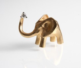 Ole Lynggaard. Stor elefant lås med 0.10 ct. brillant af 14 kt. guld