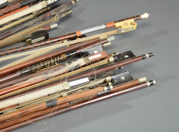 Samling strygeinstrument buer (ca. 25 stk.)