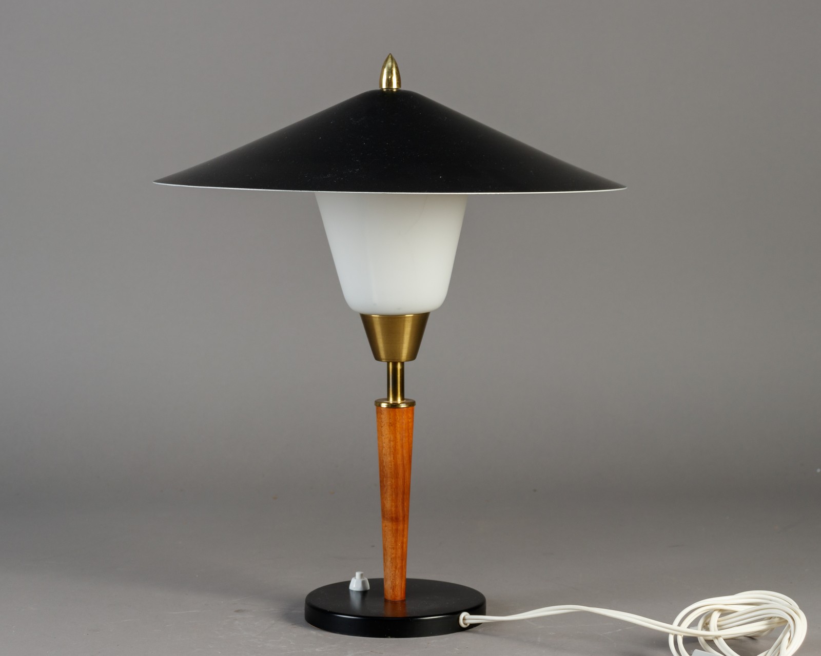 Retro bordlampe af teak, messing metal | Lauritz.com