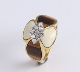 Ring in 18 kt. gold with tiger's eye, ivory and diamonds