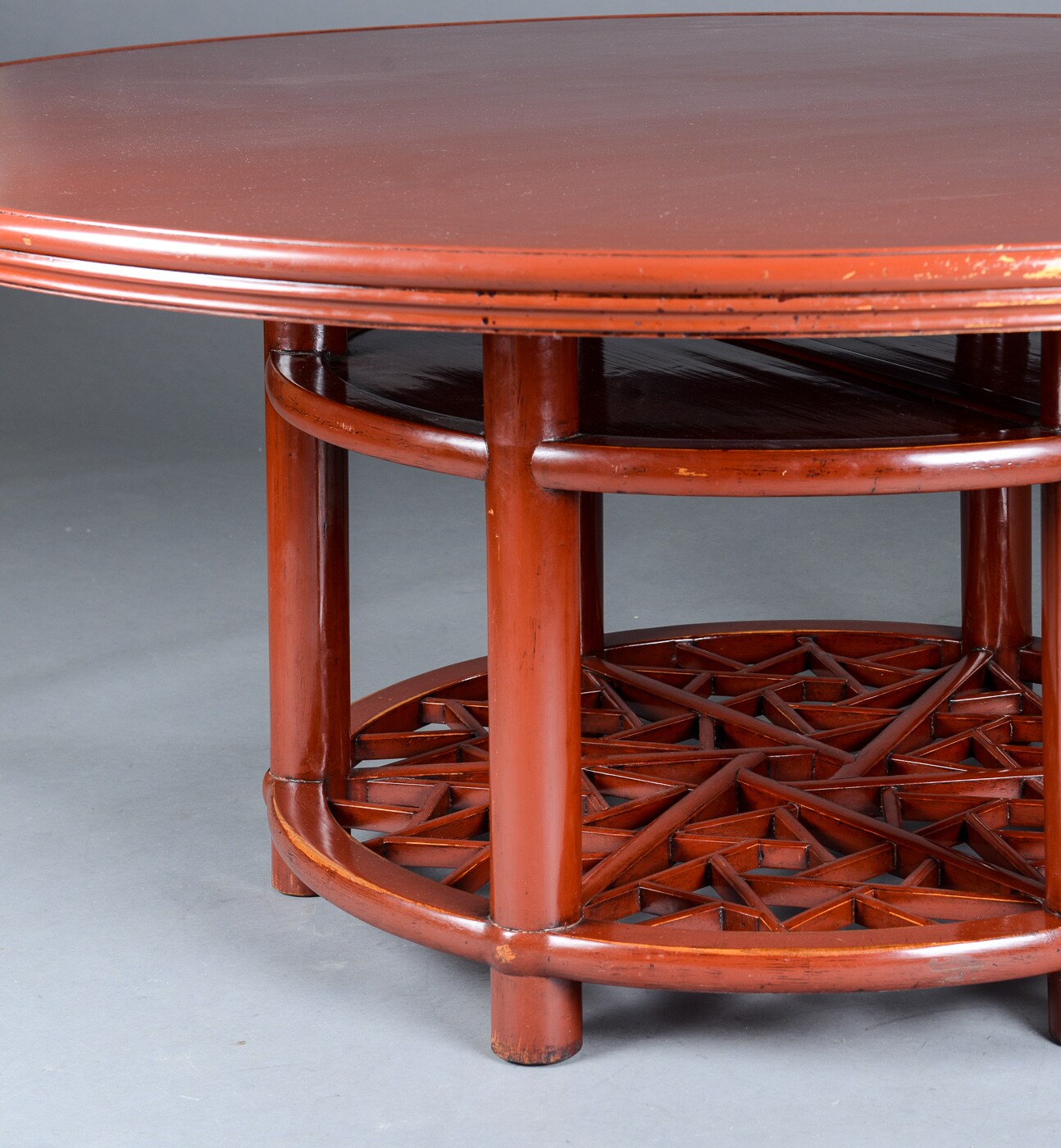 Großer runder chinesischer Esstisch aus rot lackiertem Holz, Mitte 20