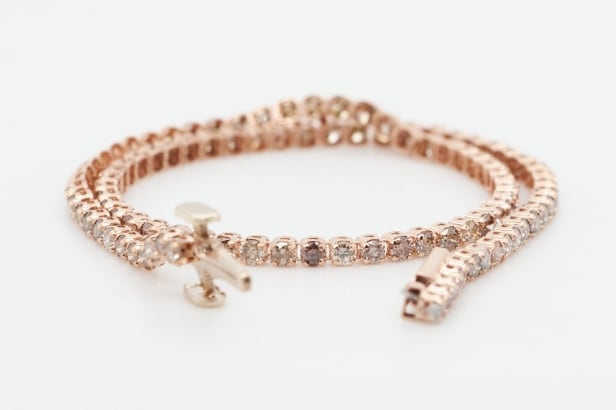 Tennis bracelet made of 18 kt. gold with 100 brilliant-cut diamonds, totaling 1.56 ct.