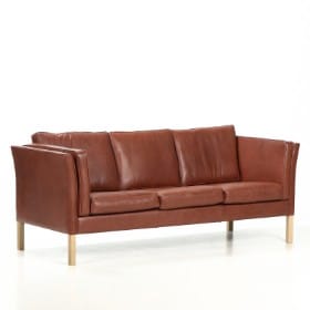 Stouby Furniture. Tre-pers. sofa, model Oslo, cognacfarvet bøffel læder.