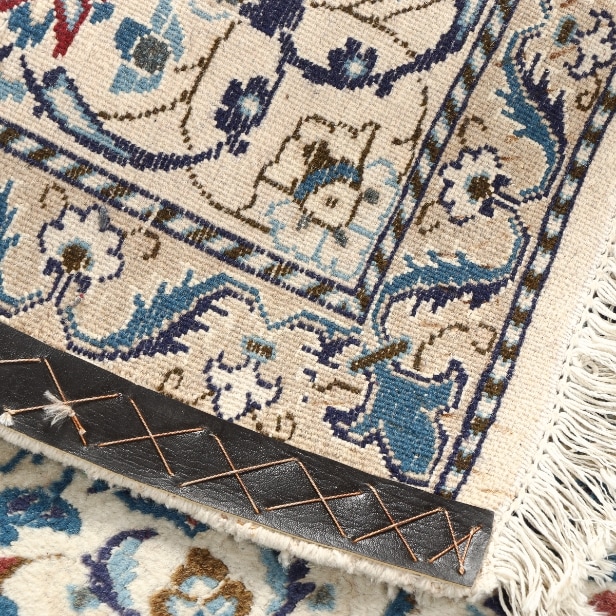Persian Nain with medallion. 286 x 192 cm.