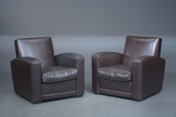Club Chairs / par lænestole med brunt læder (2)