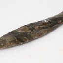 Danmarks Oldtid: Let buet kniv af flint. L. 22,7 cm.