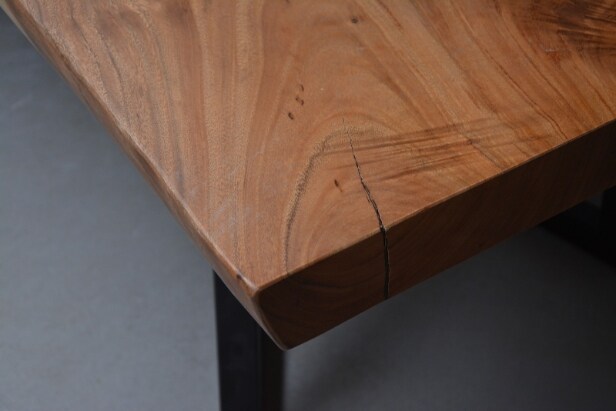 Unikt plankebord af massivt olieret Suar Wood. L. 350 cm