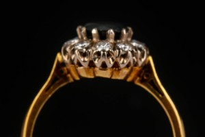 Tog En skønne dag rapport Safir ring med diamanter af 18 kt guld - Lauritz.com