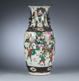 Kinesisk Nanking-vase i porcelæn med kampscener, 1900-tallet